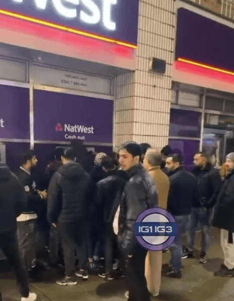 Банкомат, автомат для выдачи денег, сбой в программе, выдавал больше денег, ошибка в программе, большие очереди, деньги, банк, NatWest