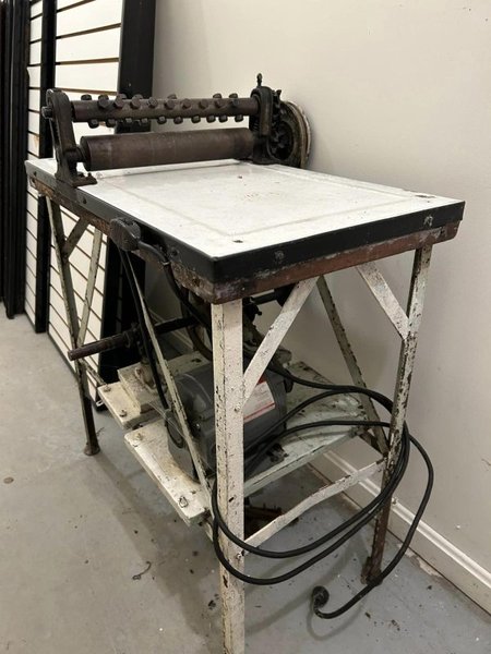 Станок, экспонат в музее, загадка из прошлого, таинственная машина, подарок музею, историки, загадочный экспонат