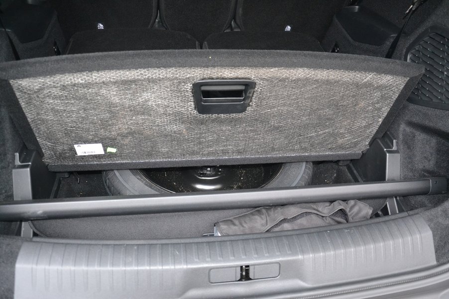 Під підлогою є місце для запаски і шторки