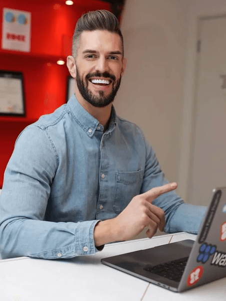 Миллионер, бросил школу, плохие оценки, основал свою компанию, ИТ, ИТ услуги, деньги, бизнес, в гараже,