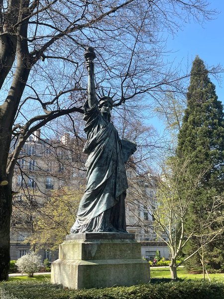 Статуя Свободи в Люксемберзькому саду