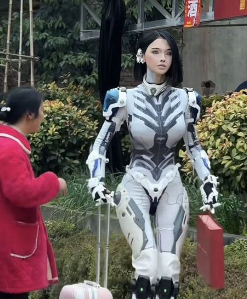 Девушка в образе робота-гуманоида стала звездой социальных сетей, какая ее внешность, красота, курьезы, приколы