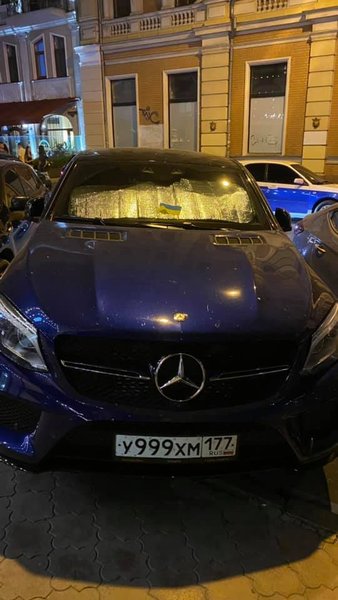 мерседес, российские номера, украинский флажок, фото