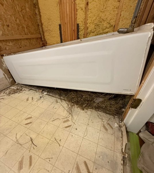 Мужчина нашел нечто необычное под ванной во время ремонта