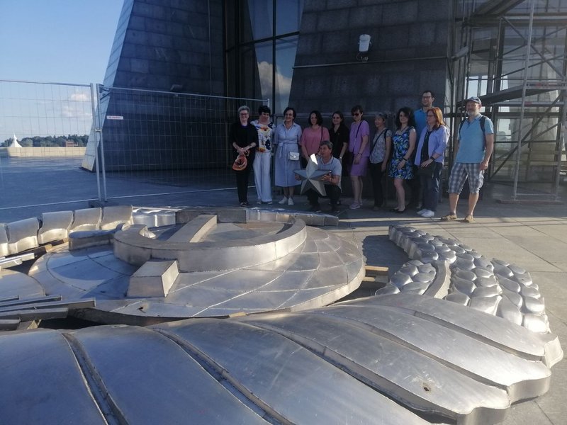 Демонтаж герба СРСР на щиті Батьківщини-матері в Києві