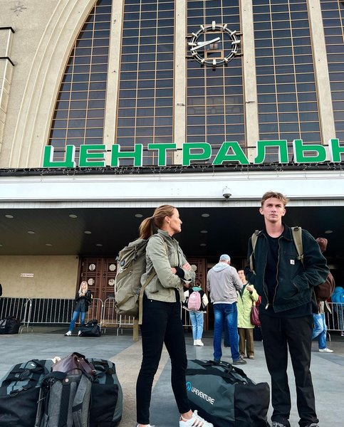 Хресниця принца Чарльза, Індія Хікс, допомога українці, допомога українським біженцям