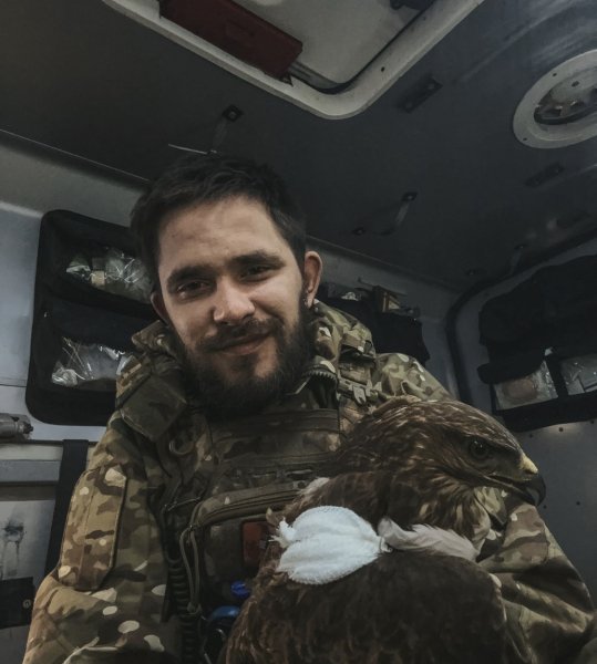 Боевой медик Вицик со спасенным орлом Спасение животного, спасение птицы, спасение птички, спасение орла, орел