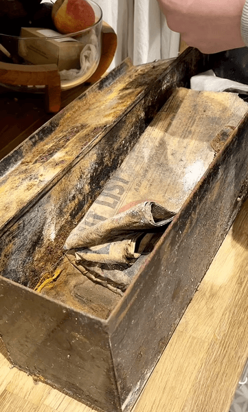 Женщина нашла капсулу времени, капсула времени, тайник, тайник под полом, коллекция вещей, новый дом, чулан под лестницей