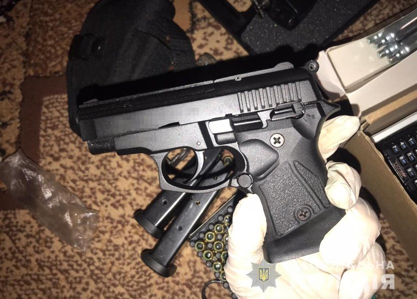 Пистолет, обыск, оружие