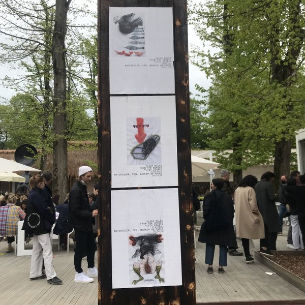 Piazza Ukraina в Джардіні. На дерев'яних панелях принти робіт українських художників, зроблені за перші місяці війни. Автор центральної конструкції — Дана Косміна