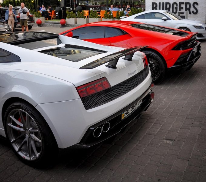 суперкары Киева, парковка с суперкарами, суперкары Украины, McLaren 720S, Lamborghini Huracan, Lamborghini Gallardo