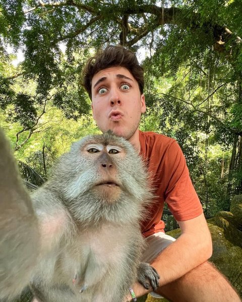 Турист живе в замку, безкоштовне житло, турист подорожує безкоштовно, замок у Бразилії, величезний замок, не платить за житло, не платить за оренду, волонтер