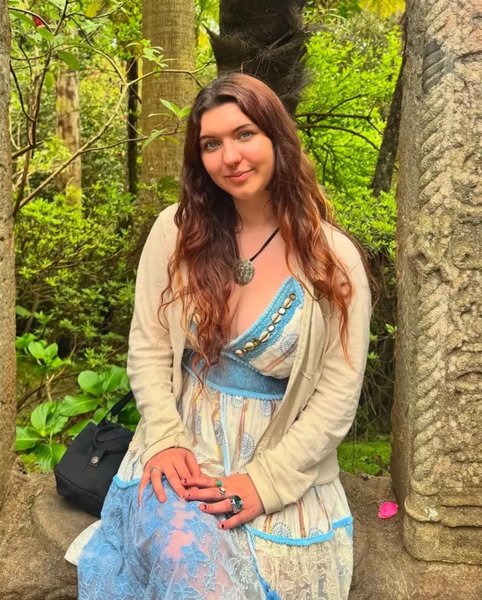 Ребекка МакКарри из Шотландии сидит в саду, фото до поездки в Марокко