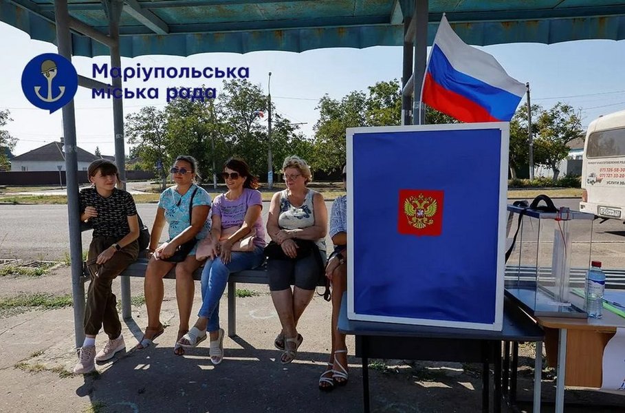 Окупанти змушують жителів Маріуполя "голосувати" на зупинках і капотах авто