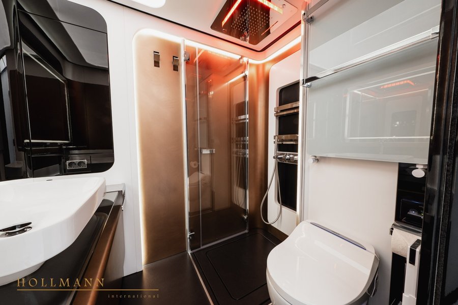 Санвузол оздобили натуральним мармуром