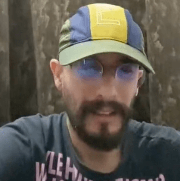 Объятия, незнакомые люди, блогер, создатель контента, инфлюенсер, обнимал незнакомцев, арестовали блогера,