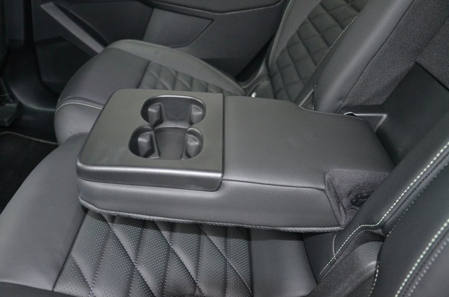 Задній підлокітник широкий і зручний