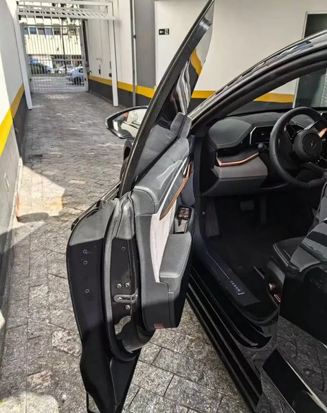 Бронированный электромобиль Zeekr 001