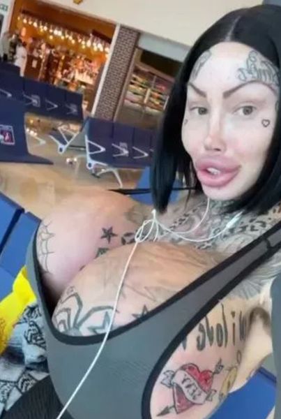 Марію Магдалину не впустили в літак через розмір грудей та відвертий одяг, авіація, курйози, туризм