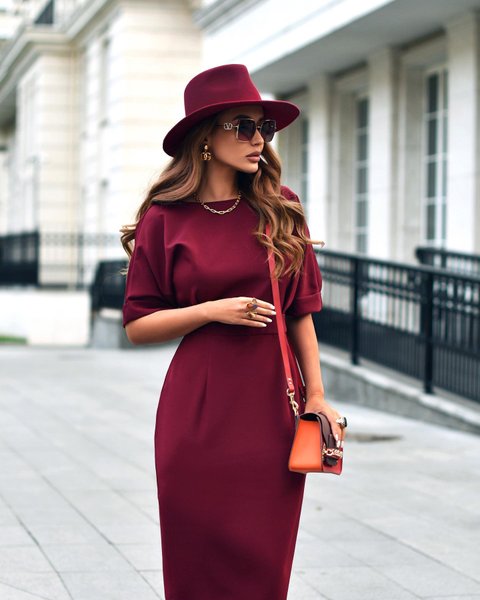 девушка в шляпе и платье