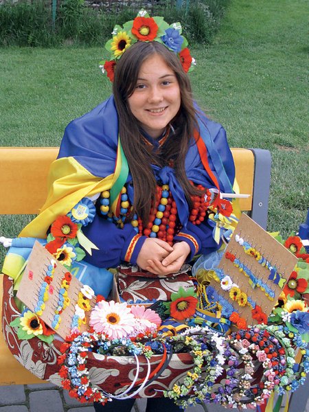 

ХОДОВОЙ ТОВАР. Студентка Татьяна благодарна Петру Порошенко за фонтан, возле которого продает сувениры, но недовольна им как президентом
