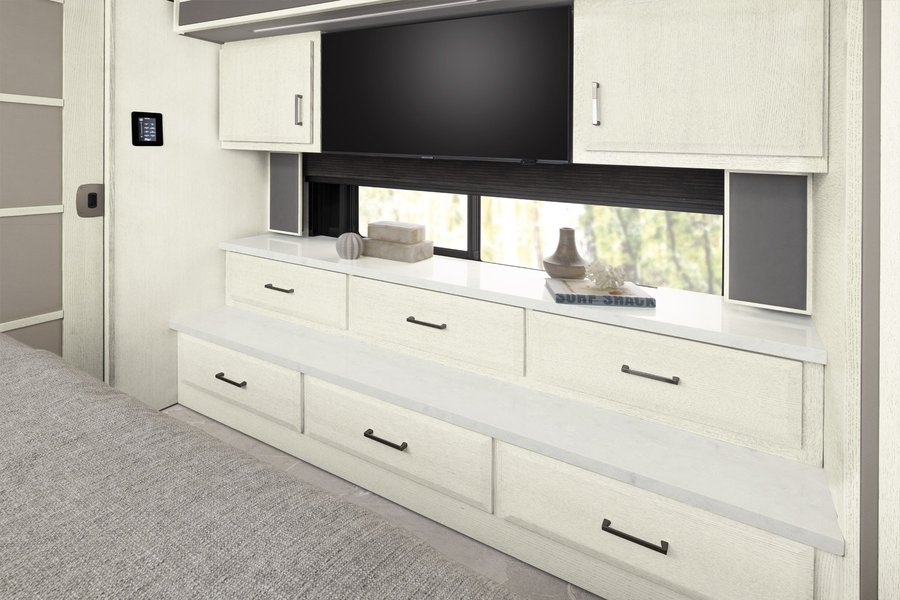 У салоні встановлено кілька телевізорів