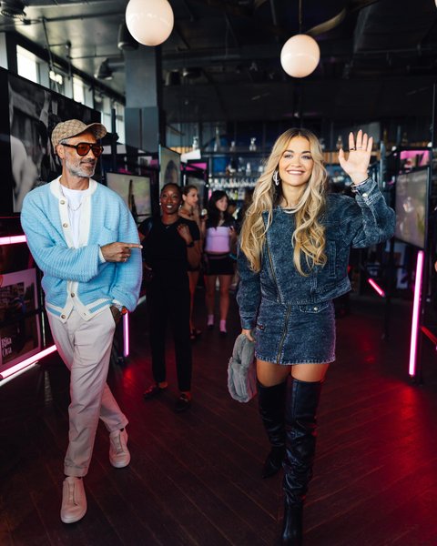 Рита Ора и Тайка Вайтити на презентации коллекции