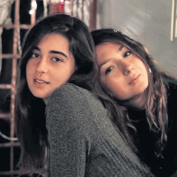 Шани Лук (справа) со своей двоюродной сестрой