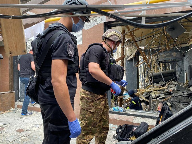 Разбор завалов после обстрела Краматорска