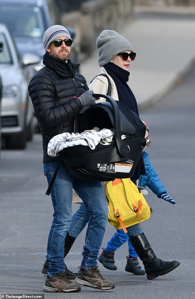 энн хэтэуэй, младенец