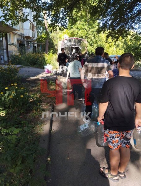 Через дефіцит у Калінінському районі сформувалась черга за водою