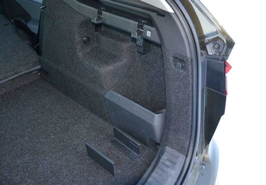 У багажнику є гачки та кишені