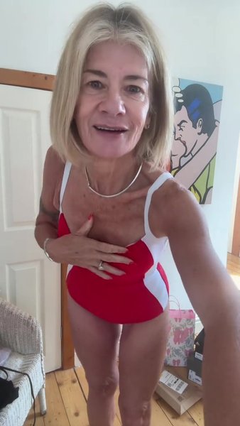 Блогерша 60+ показала секрет идеального силуэта в купальнике