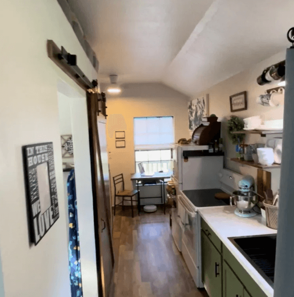 Хіларі Еллісон біля свого будинку