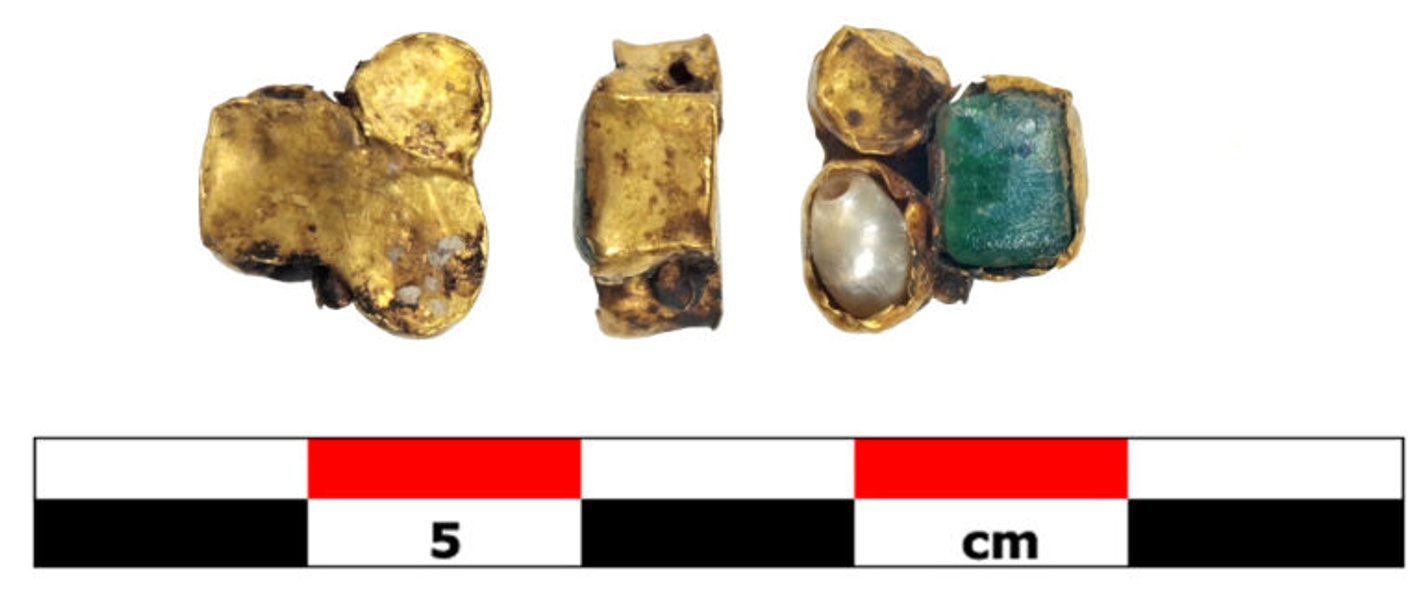 Монеты, украшения, посуда для питья и другие жертвы были разбросаны по всей территории