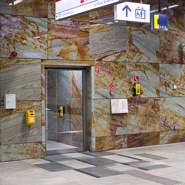 Метрополитен в Варшаве приспособлен для людей с инвалидностью