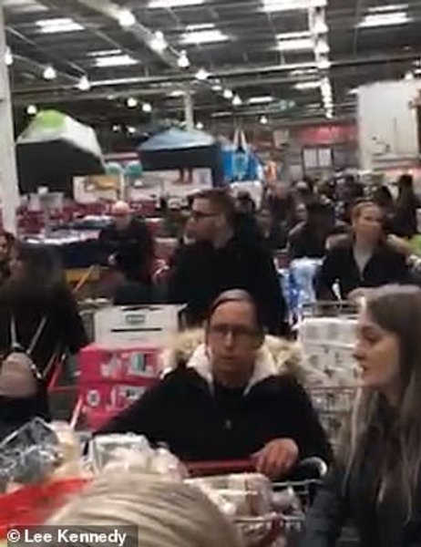 толпы людей супермаркет великобритания