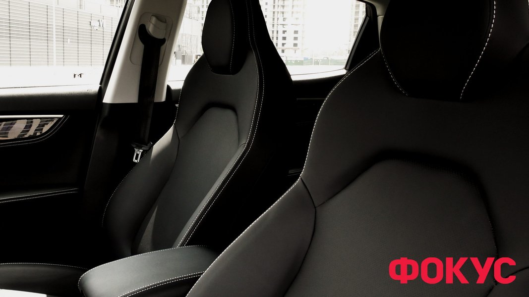 Здається. що у передніх сидінь виражена бічна підтримка, але насправді добре вони тримають лише людей великої статури