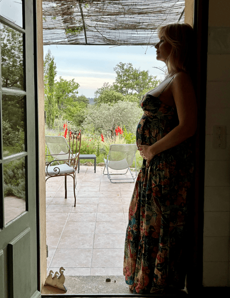 Вагітна Інна Шевченко позує на природі