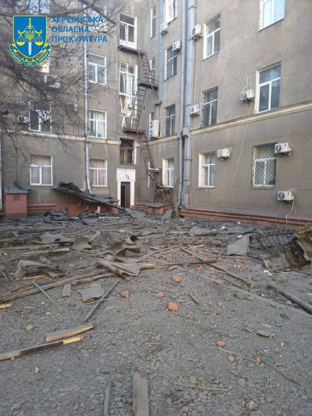 Обстрел Херсон здание ОВА атака взрывы реактивная артиллерия