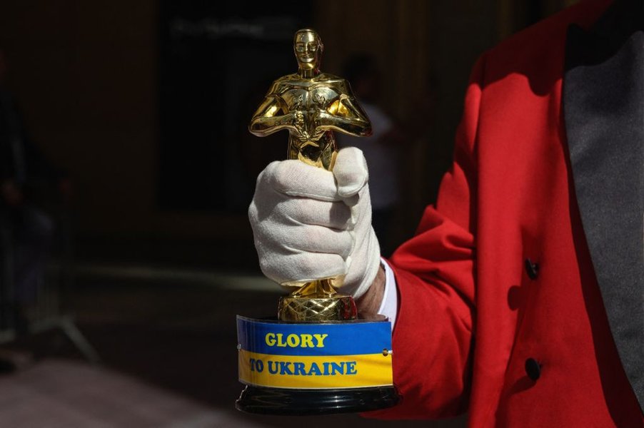 Статуетка "Оскар" із наклейкою "Слава Україні!"