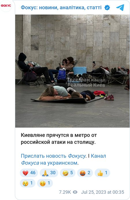 Киевляне прячутся в метро от российской атаки на столицу