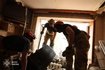 фото рятувальників в будинку в Дарницькому районі