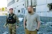 Олег Синєгубов (праворуч) оглядає спорткомплекс "Локомотив" після нічного обстрілу міста