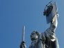 Демонтаж герба СРСР на щиті Батьківщини-матері в Києві