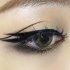 Драматические стрелки, макияж глаз, модный макияж, стрелки, тренды макияжа