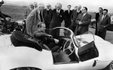 Квітень 1957 року: герцог Единбурзький знайомиться зі спорткаром Jaguar XKSS під час візиту до штаб-квартири Дослідницької асоціації автомобільної промисловості неподалік від Нанітон, Уорікшір