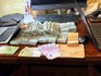 Обыски в Нацполиции — пачки денег на столе