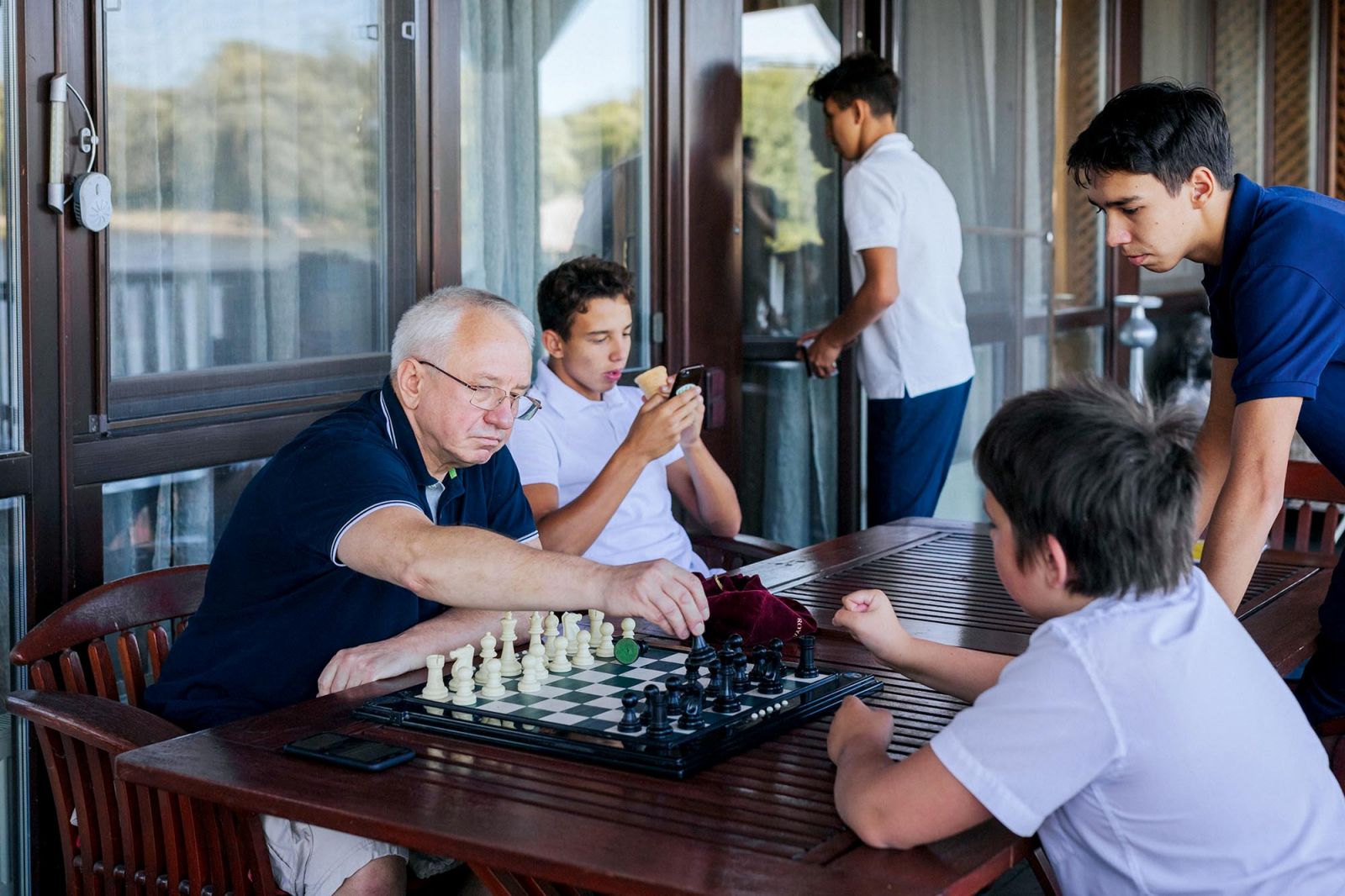 фото, нардеп Алексей Кучеренко играет с шахматы со своими сыновьями