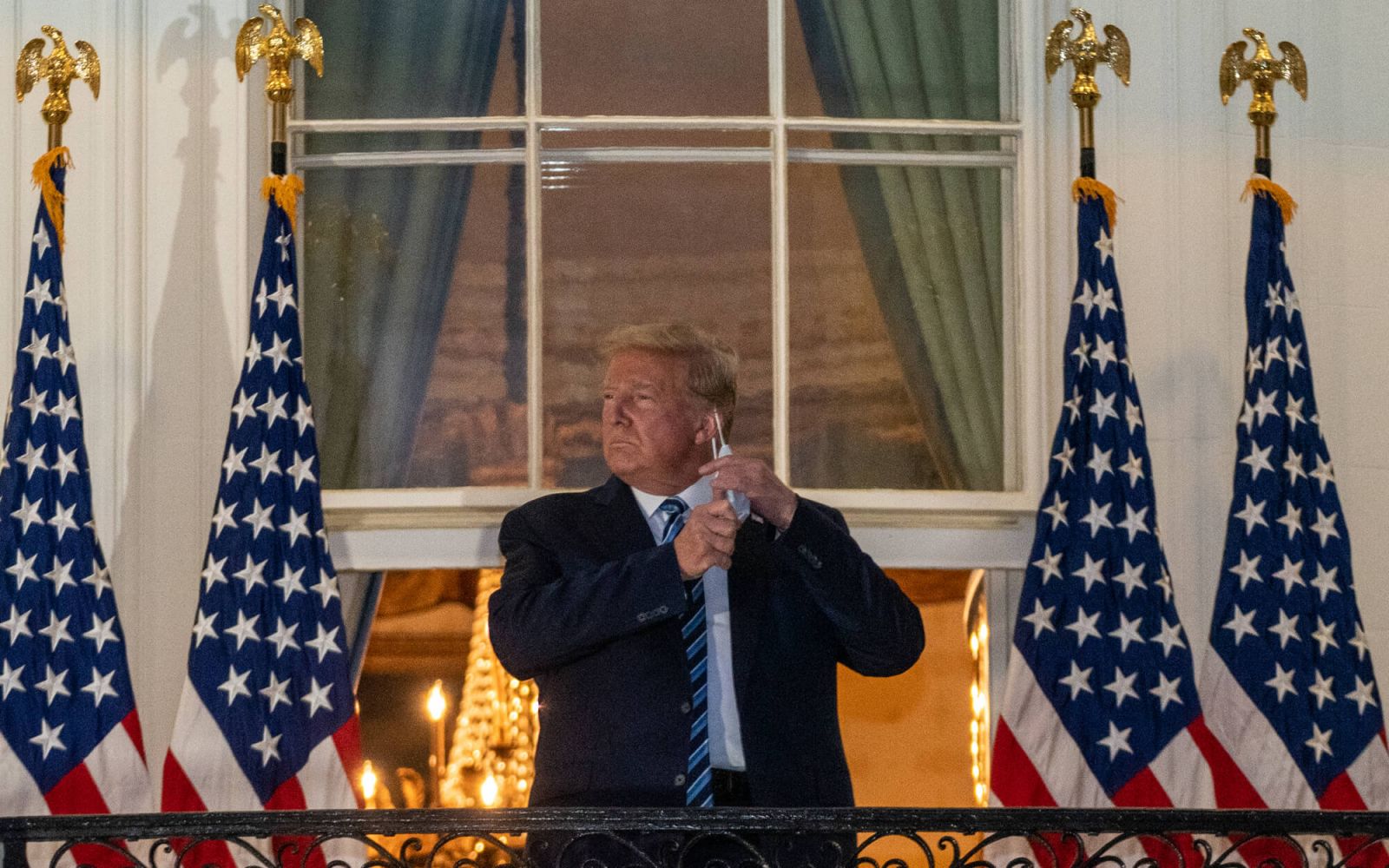 фото, Дональд Трапм, президент США, снимает маску